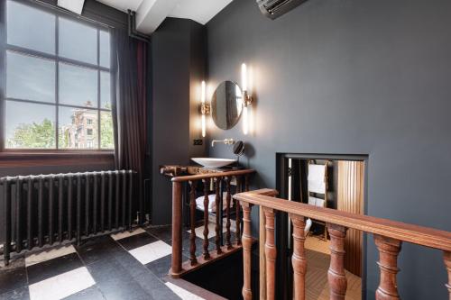 Signature Room with canal view: The Boat Builder image 6