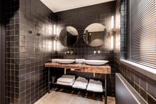 Double Room: The Woodworker image 8