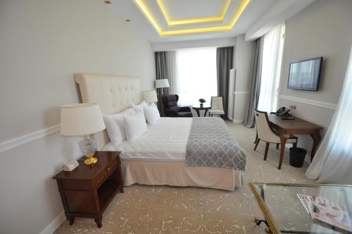 Deluxe Corner Double Room with Palace view