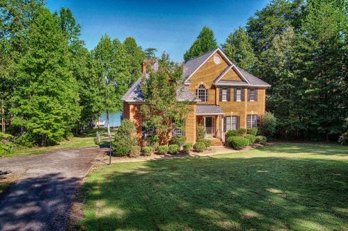 Sunset Cove in Bumpass, USA