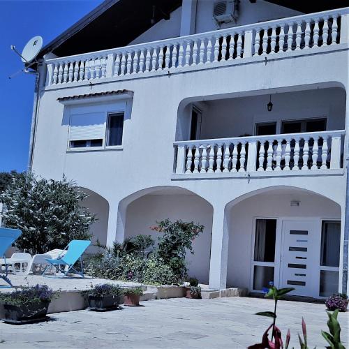 ApartmentsNika with private pool