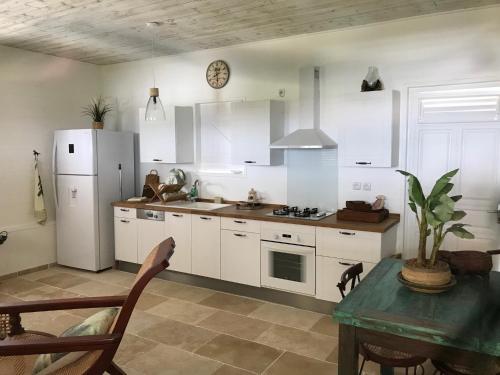 Villa 1 de standing 80m2 avec piscine et vue imprenable sur la mer et sur la campagne in Riviere-Salee