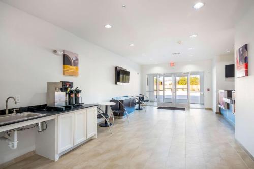 Shared lounge/TV area, Motel 6 Channelview, TX in Channelview