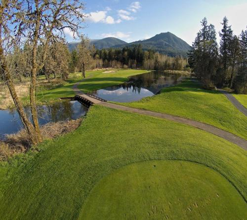 Nearby attraction, McKenzie River Mountain Resort in Vida (OR)