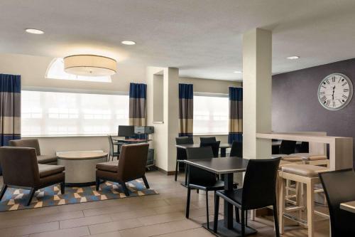 Lobby, Microtel Inn & Suites by Wyndham Inver Grove Heights/Minne in Inver Grove Heights (MN)