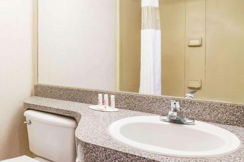 Howard Johnson by Wyndham Lake City - image 5