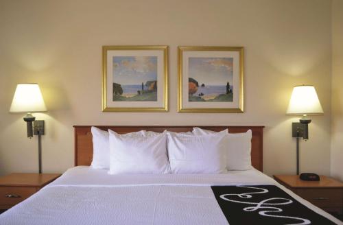 La Quinta Inn & Suites by Wyndham Tampa Fairgrounds - Casino - image 3