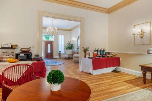 ห้องอาหาร, เดอะแคริเอจ เฮาส์ อินน์, แอสเซนด์ โฮเทล คอลเล็กชั่น (The Carriage House Inn) in มิดเดิลทาวน์ (RI)