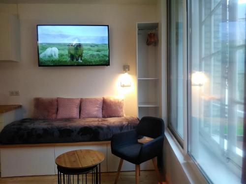 L' établissement APPARTEMENTS DESIGN , vous propose 4 appartements neufs avec services , lits faits à votre arrivée , serviettes de toilette , ménage, Wifi , en hyper centre , Vue mer à 200m , tout est accessible à pied