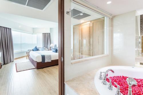 حمام, Royal Cliff Beach Hotel Pattaya in فرا تامناك هيل