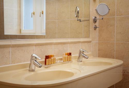 Superior Triple Room with Wellness and Fitness Access  image 3