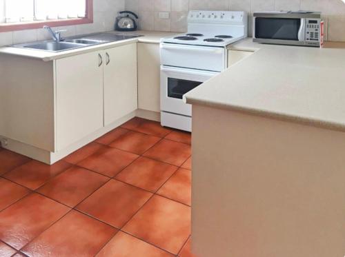 REFURBISHED Top Quality Location, 2mins Beach, 10mins Hot Springs, FREE Wine, Wifi, Netflix