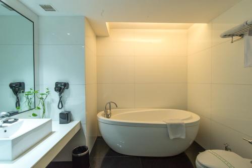 room detail thumbnail 2