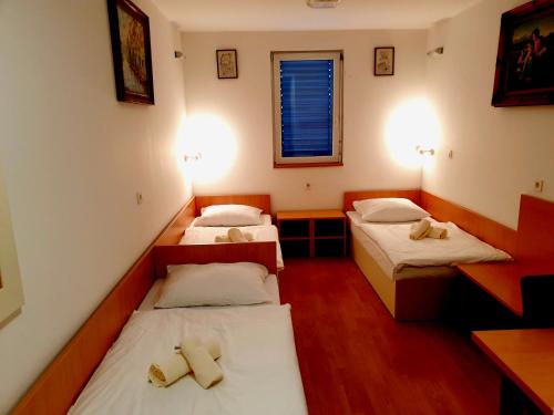3 twin beds