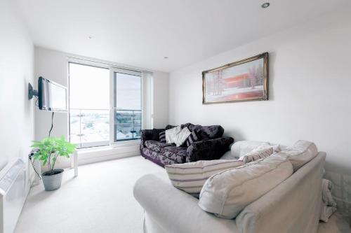 Chelsea / Imperial Wharf - Bright, Modern, Sunset View Apartment, Parsons Green, London