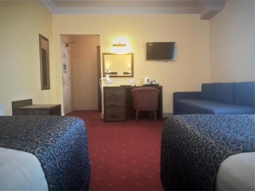 1 double bed, 2 twin beds