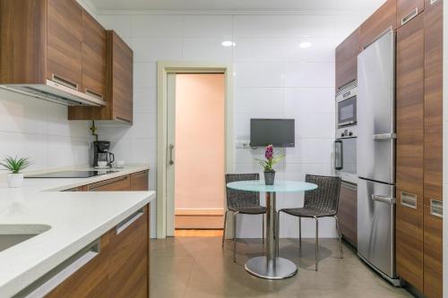 Gran Via 1.2 by Forever Rentals - image 12