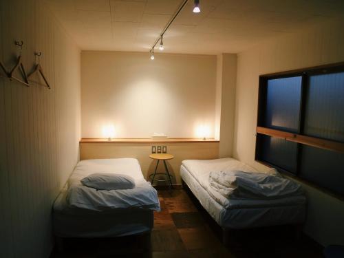 2 twin beds, 1 sofa bed