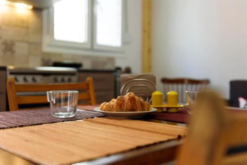 Renovated one bedroom flat in Kerameikos with courtyard by bnbPLUS 