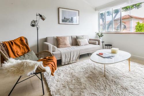  Beautiful Seaview Apartment - 10 min from the sea! in Estoril