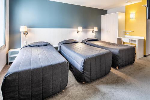 1 double bed, 1 twin bed