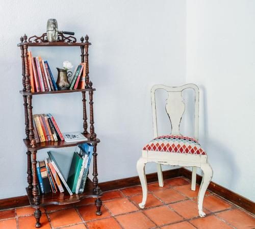  Vintage Estoril Apartment - 15 min walk to the sea! in Estoril