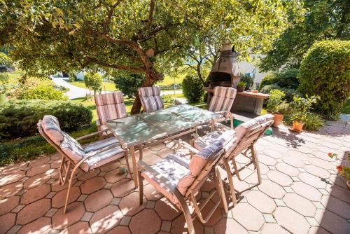 Зручності, Apartment Tina with Seasonal Pool in Podsreda
