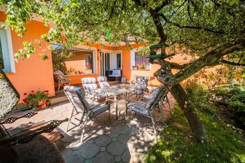 Балкон, Apartment Tina with Seasonal Pool in Podsreda