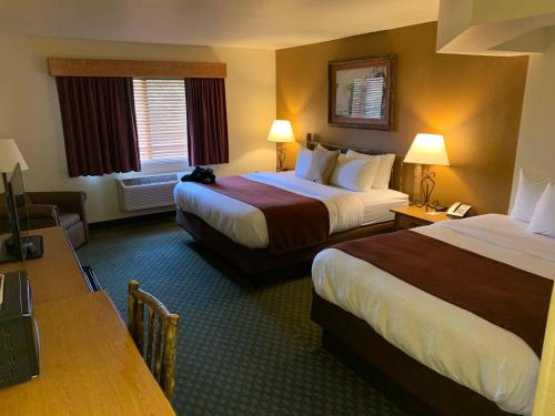 1 King Bed and 1 Queen Bed, Non-Smoking