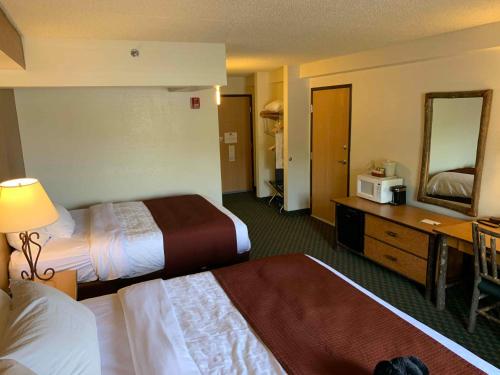 1 King Bed and 1 Queen Bed, Mobility Accessible Suite, Non-Smoking