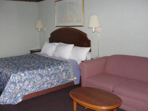 Budget Inn Stop at Budget Inn Alcola to discover the wonders of Alcoa (TN). The property offers a wide range of amenities and perks to ensure you have a great time. Service-minded staff will welcome and guide yo