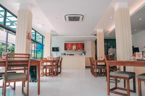 iNest Poshtel – Karon Beach, WY