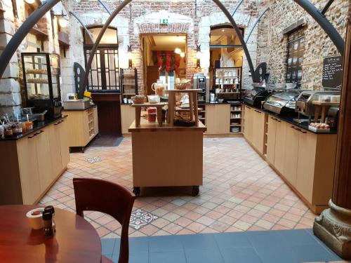 Logis Hotel & Restaurant - Les Hauts de Montreuil - 식음료(F&B)