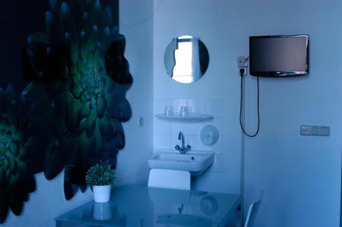Twin Room with Shared Bathroom image 5