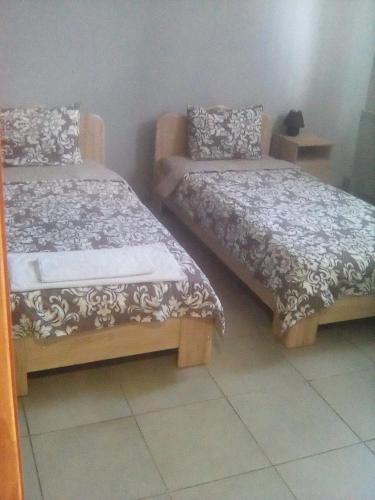 2 twin beds