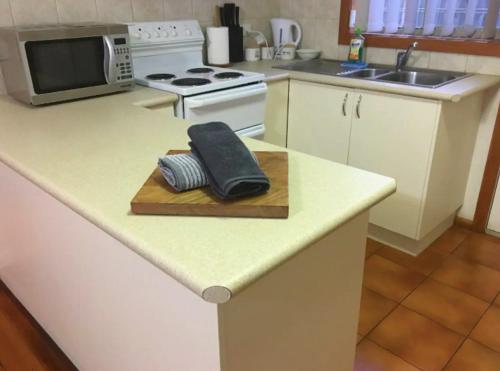 REFURBISHED Best Location in Rye, 5min Walk to Pier, 10mins Hot Springs, FREE Wine, WIFI, Netflix