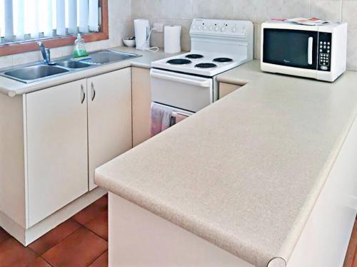 REFURBISHED Fantastic Location, 200mt to Beach, 10 mins Hot Springs, FREE WINE, WIFI, NETFLIX
