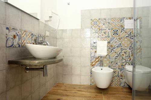 Queen Room with Balcony image 2