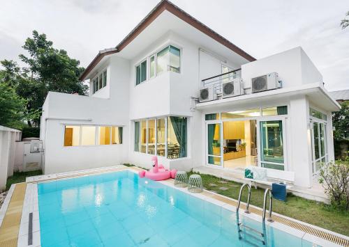 AnB Beach front Pool villa Pattaya with 4 bedroom AnB Beach front Pool villa Pattaya with 4 bedroom