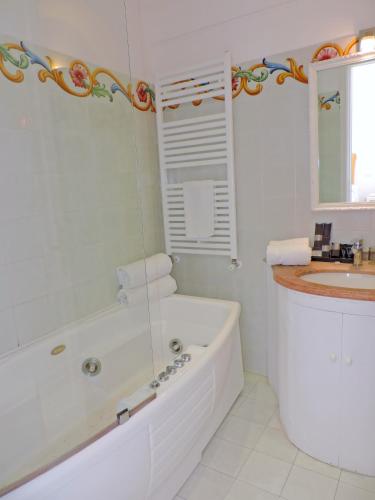 Superior Double Room with Sea View image 10