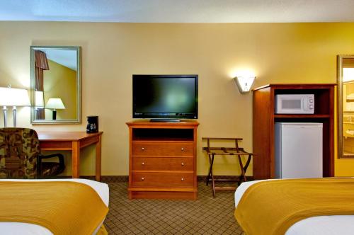 Holiday Inn Express Hurricane Mills Waverly