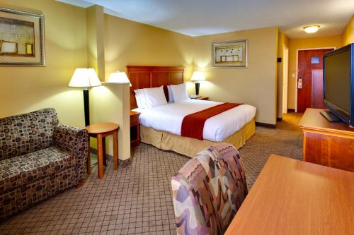 Holiday Inn Express Hurricane Mills Waverly