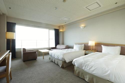 Twin Room with Extra Bed and Ocean View - Smoking