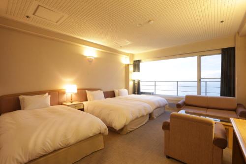 Triple Room with Extra Bed and Ocean View - Smoking