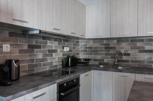 Urban & Cozy 1BD Apartment in Ampelokipoi Area by UPSTREET - image 2