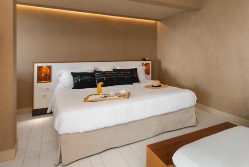1 queen bed, 1 sofa bed
