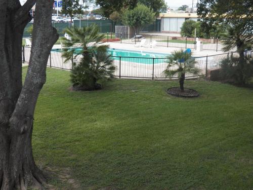 University Inn - image 7