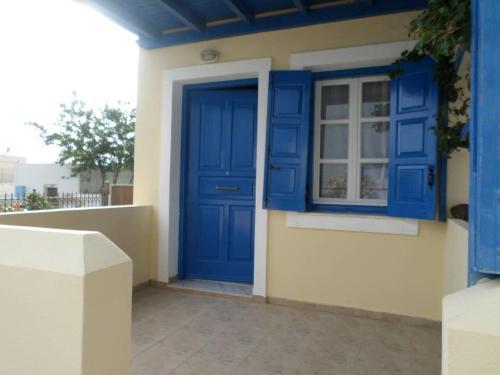  Santorious Apartments in Megalochori