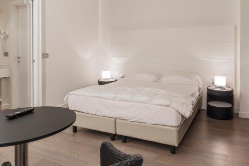 1 queen bed, 1 sofa bed