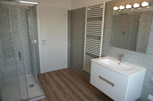 Holiday House - image 5
